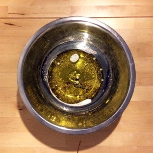Juntamos aceite y cerveza.