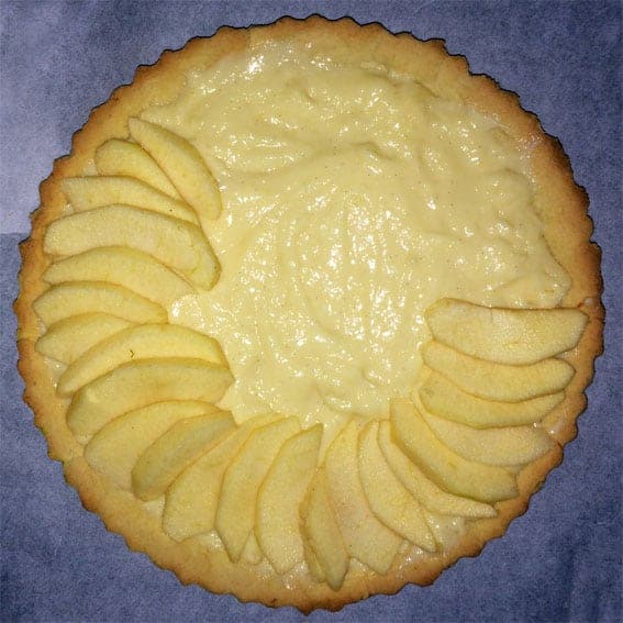 añadir la manzana en la tarta de manzana con crema pastelera