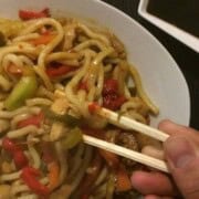 Yaki Udon con verduras y pollo