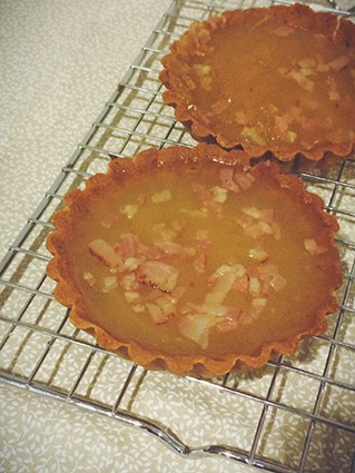 Tartaletas de arándanos con compota de manzana y gelatina de miel y bacon