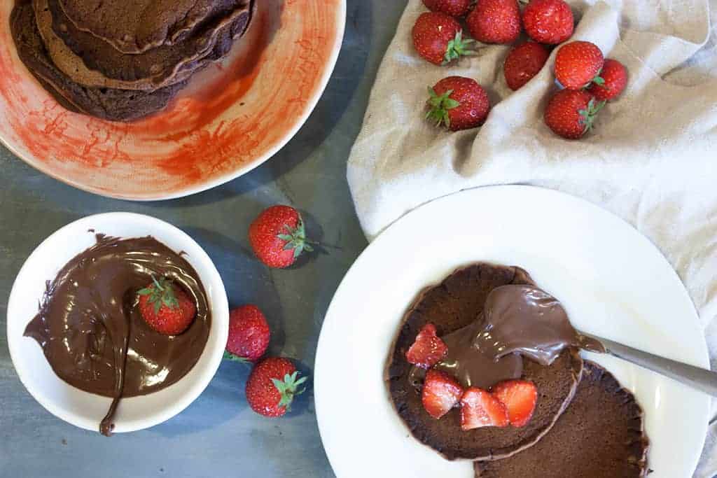 Tortitas dulces de chocolate con fresas