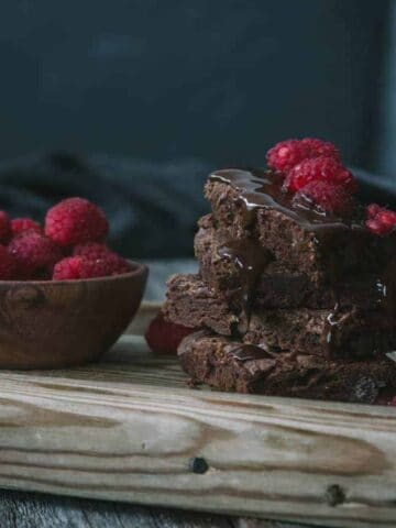 brownie con frambuesas