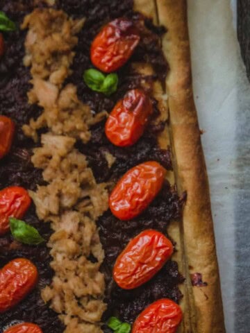 Tartaleta cebolla caramelizada atún