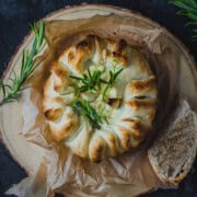 queso camembert al horno con hojaldre