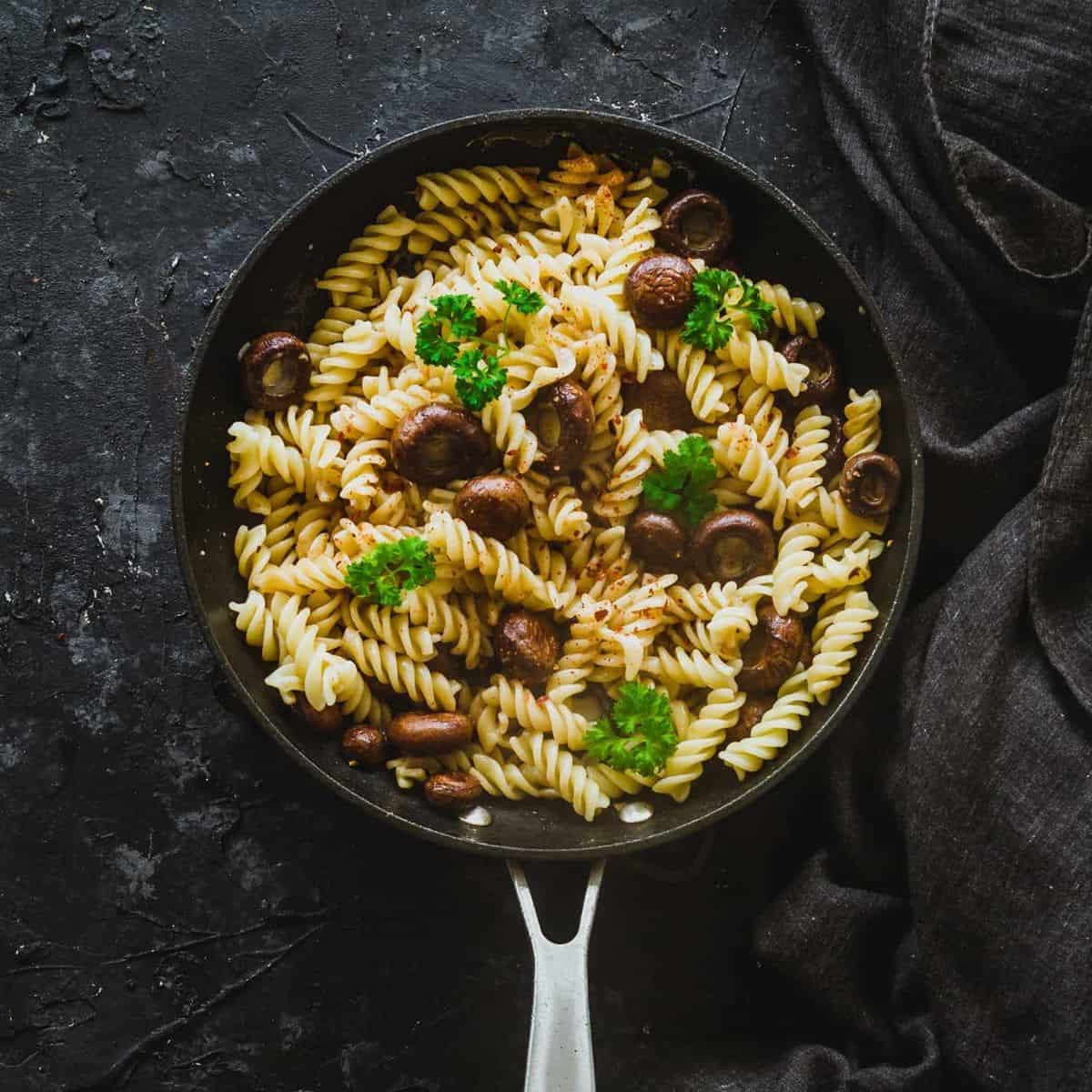 Pasta con champiñones y ajos