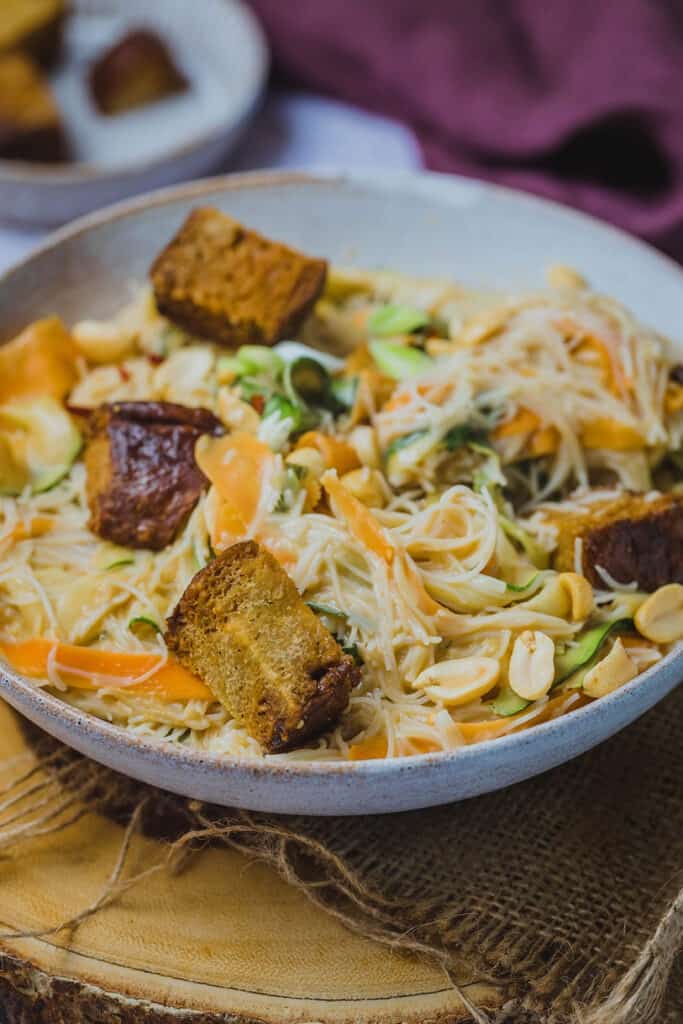 Fideos de arroz veganos con mantequilla de cacahuete