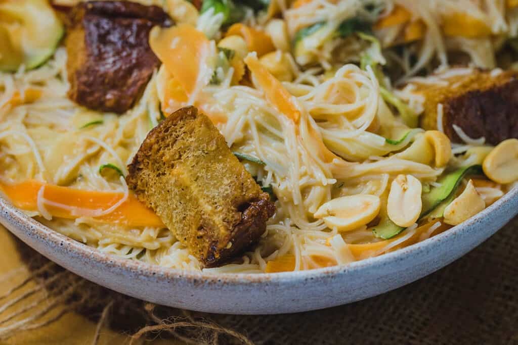 Fideos veganos de arroz con mantequilla de cacahuete