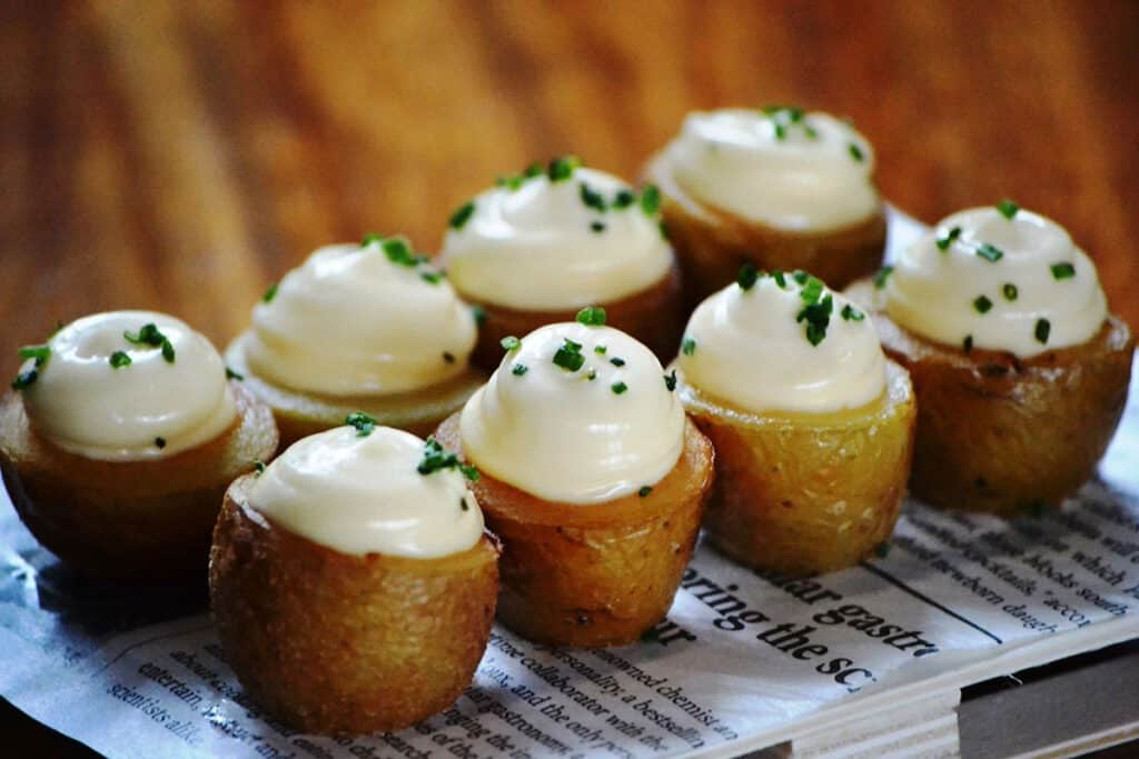 Variedad de tapas tradicionales madrileñas en un bar animado