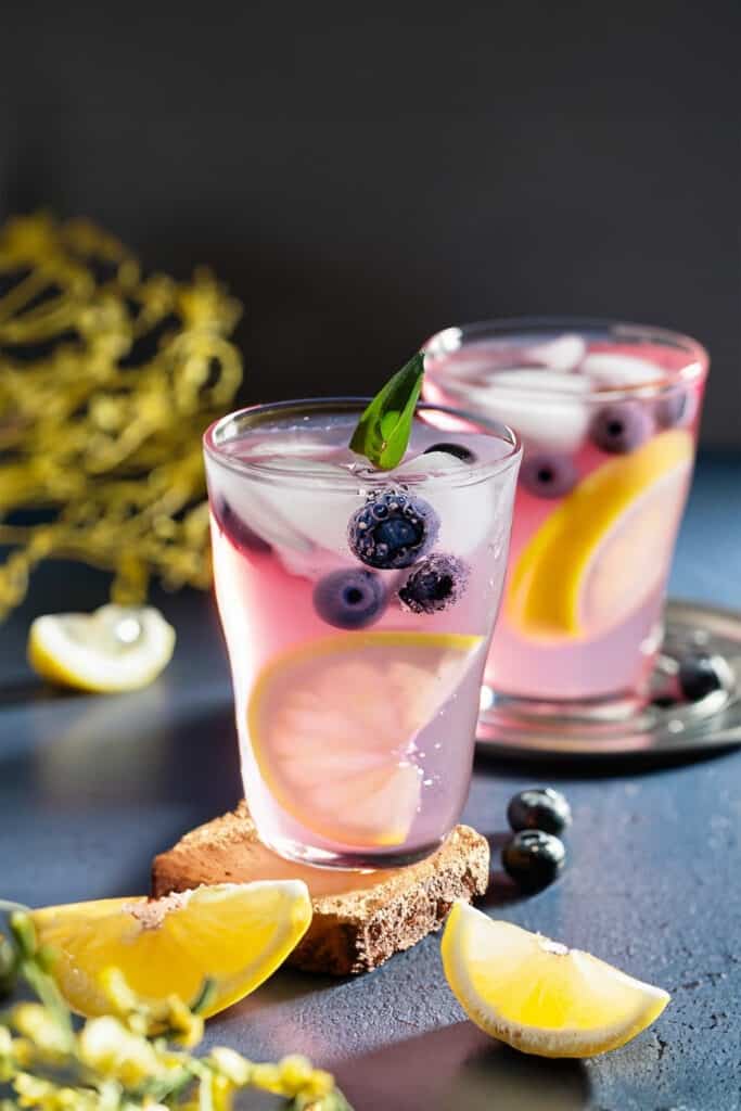 Mocktail de arándanos y limón.