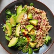 Ensalada de quinoa y aguacate para cenar rapido