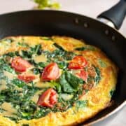 Omelette de espinacas y tomates cena rapida