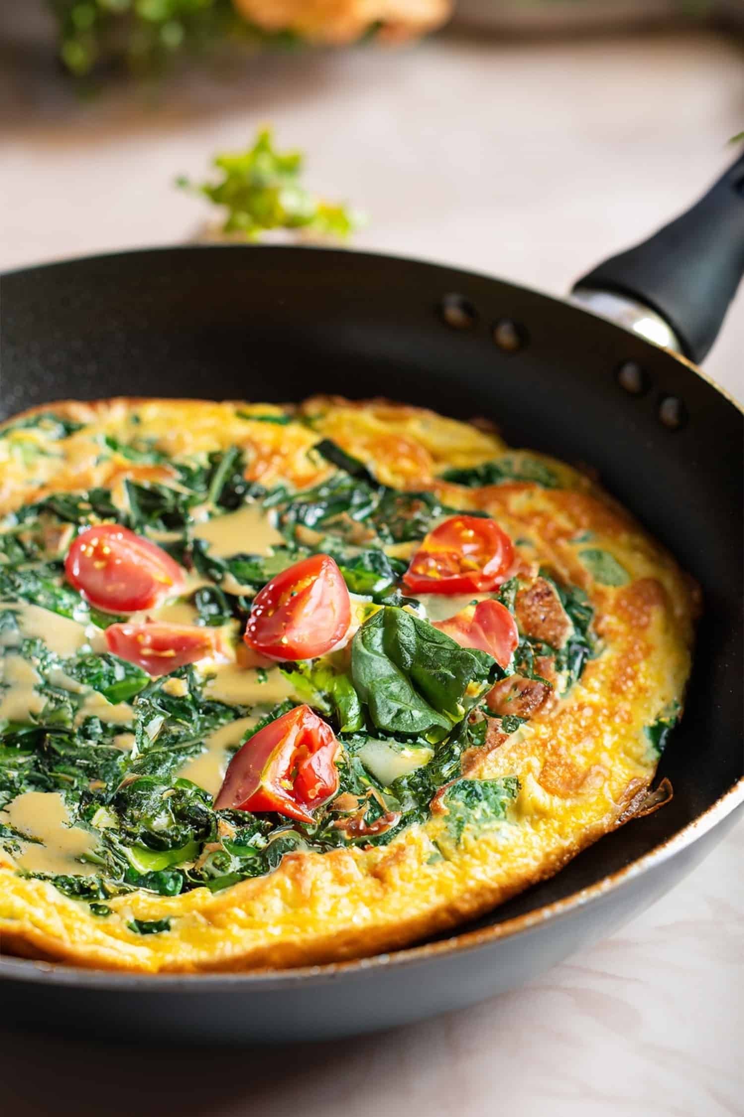 Omelette de espinacas y tomates cena rapida