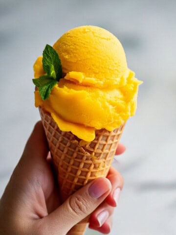 helado de mango en cucurucho de barquillo