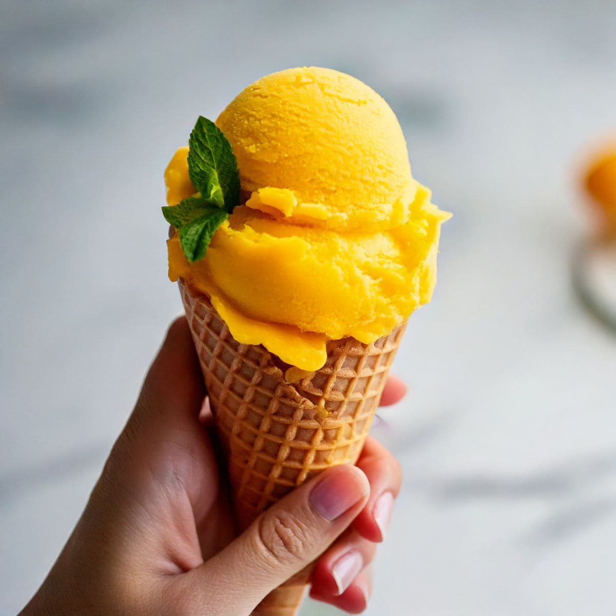 helado de mango en cucurucho de barquillo