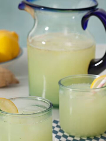 cocktail de limón en jarra