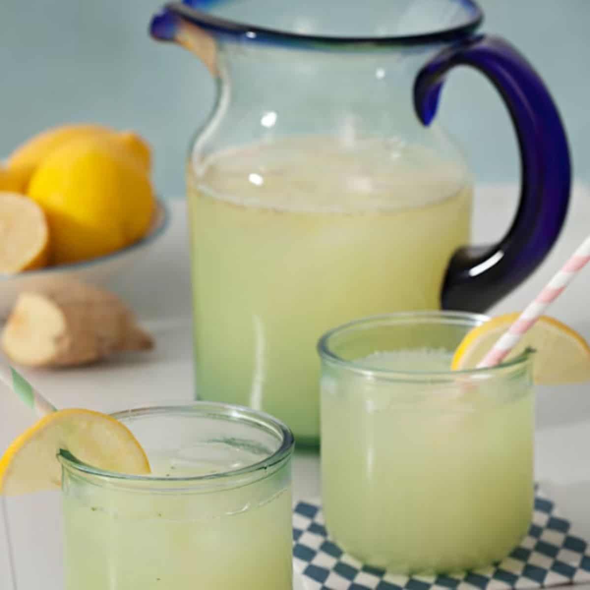 cocktail de limón en jarra