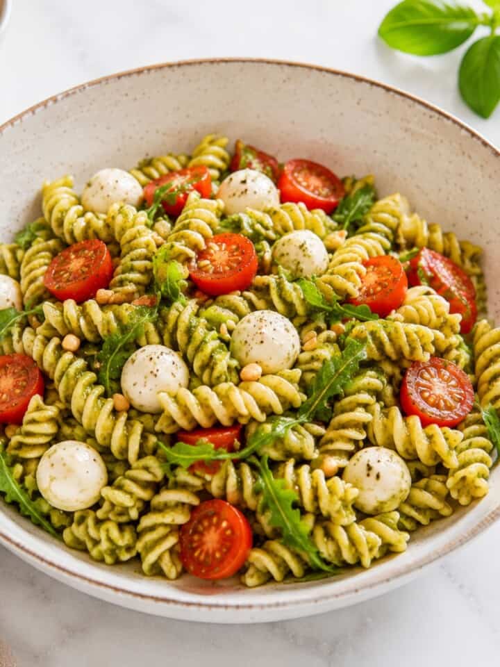 Ensalada de pasta fría con pesto
