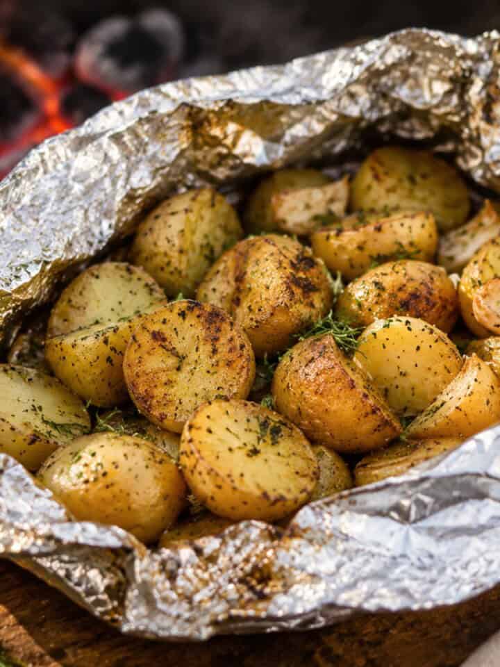 Patatas asadas en papillote sobre las brasas