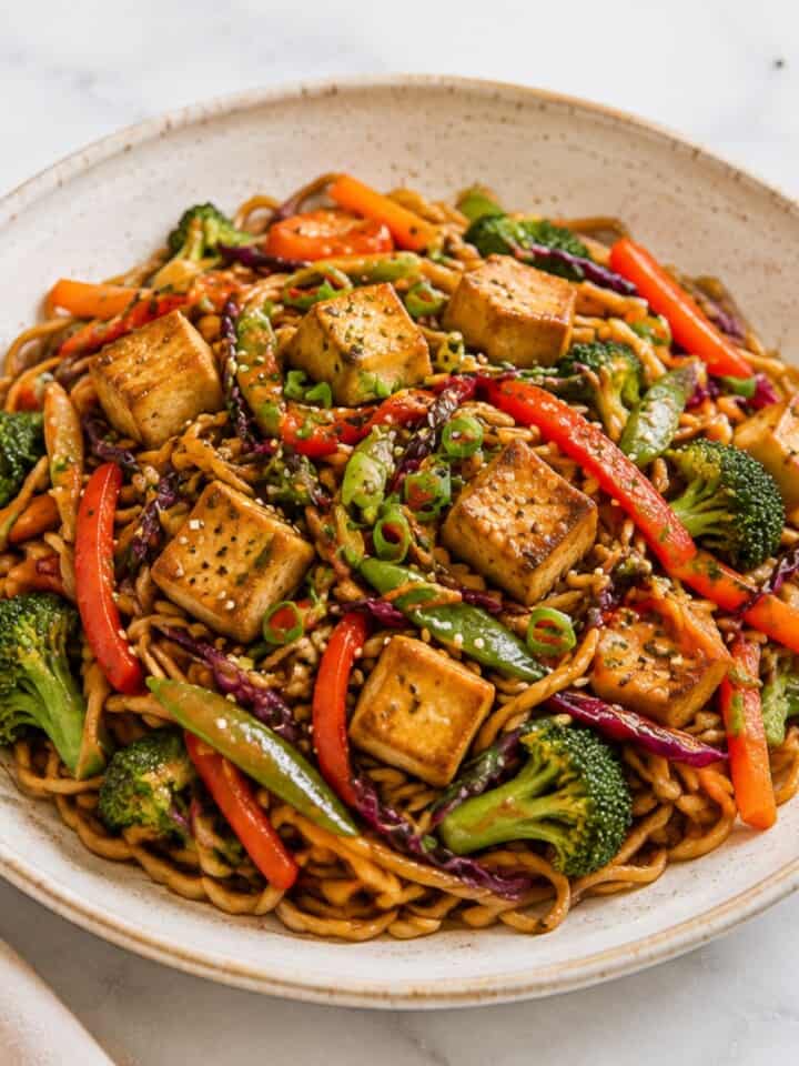 Salteado de fideos con verduras y tofu ahumado