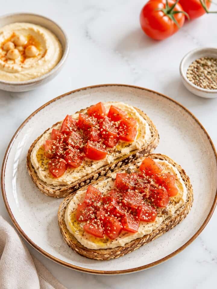 Tostadas con hummus casero y tomate